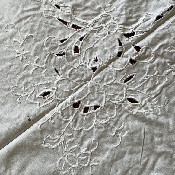 White cotton cutout floral pattern embroidery oval 66” x 97” tablecloth - Picture 2 of 13